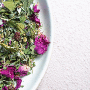 Tisane Féminité de Symbiose Herboristerie : mélange de plantes et pétales séchés