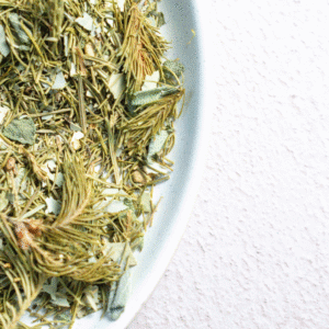 Tisane Hiver de Symbiose Herboristerie : mélange de plantes séchées dans un bol blanc