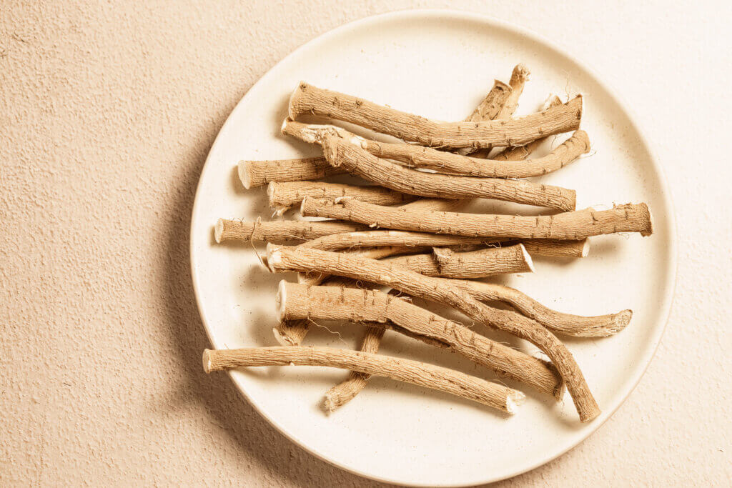 Racines de guimauve séchées (Althaea officinalis) dans une assiette blanche