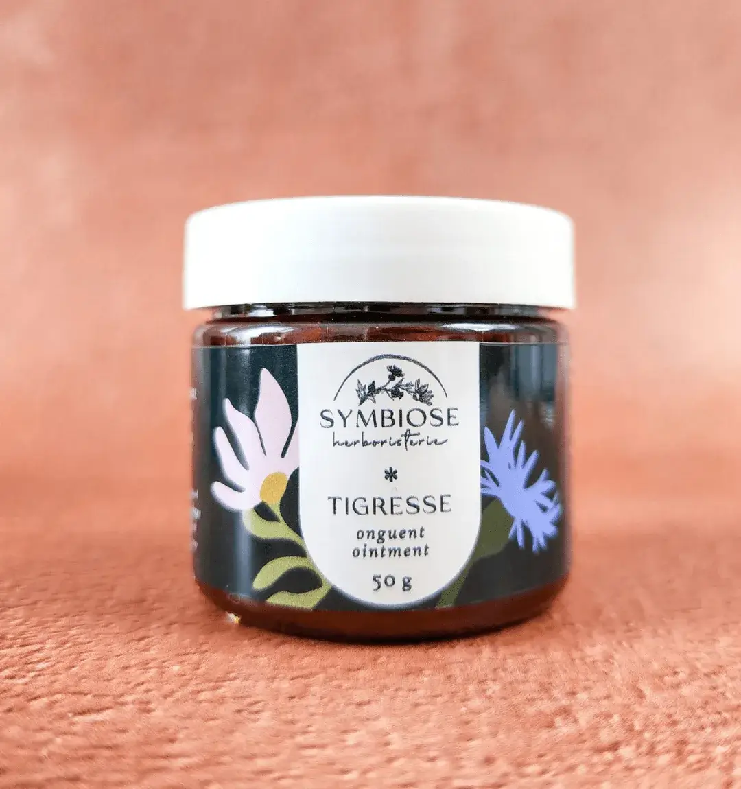 Onguent Tigresse en pot, confort musculaire sur fond terracotta, Symbiose Herboristerie