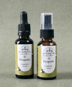Concentré de propolis en flacon compte-gouttes et en vaporisateur, sur fond vert-gris, Symbiose Herboristerie